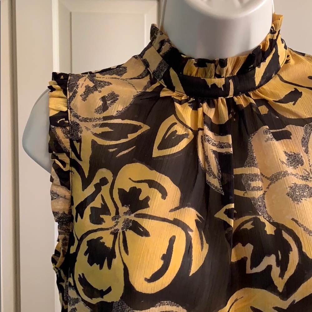 Sleeveless top like new